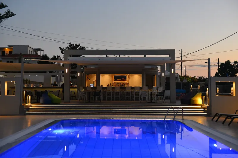Το pool bar και η πισίνα στο ηλιοβασίλεμα