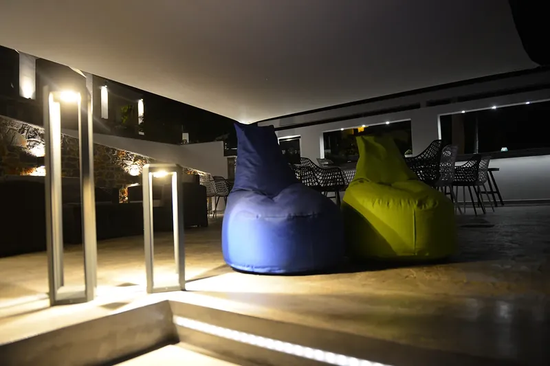 Πουφ στο φωτισμένο lounge