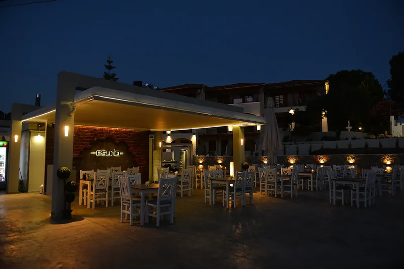 Το Esurio και το pool bar το σούρουπο