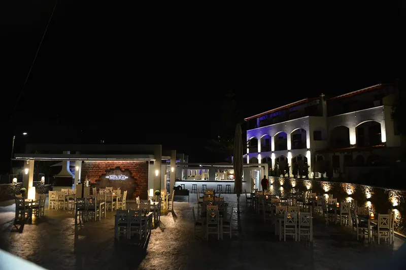 Η βεράντα του Esurio φωτισμένη τη νύχτα