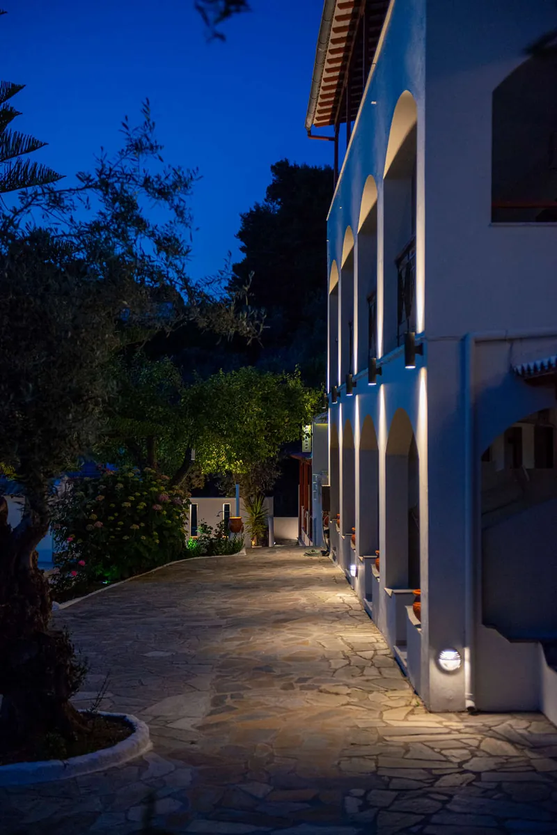 Το μονοπάτι του κήπου φωτισμένο τη νύχτα
