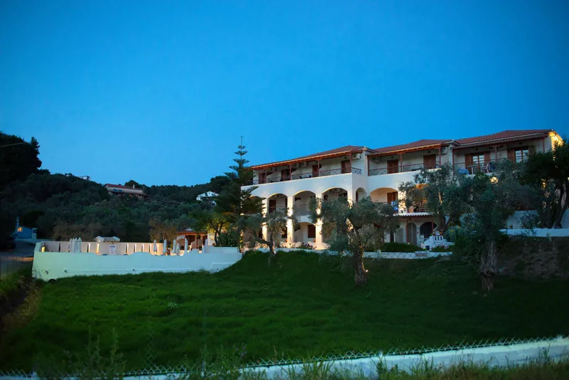 Το Hotel Marina ανάμεσα στις ελιές το σούρουπο