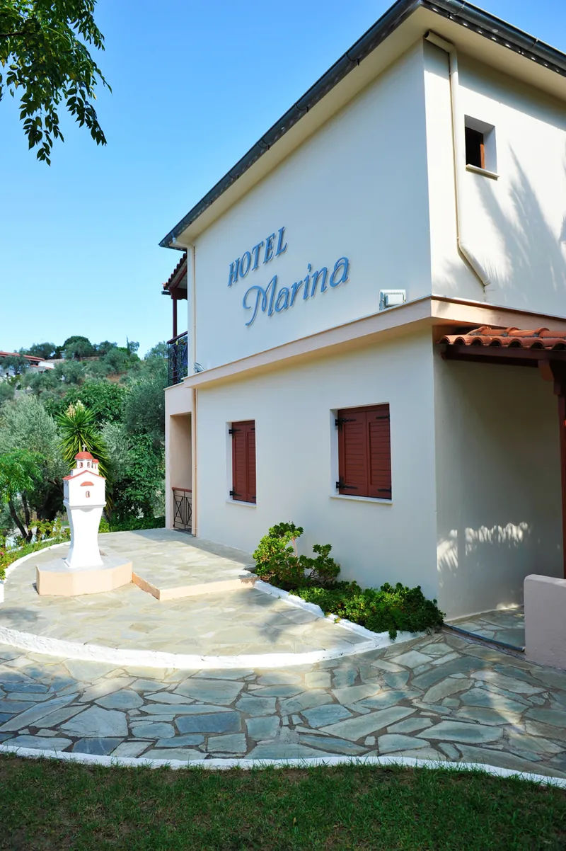 Το κτίριο και η πινακίδα του Hotel Marina