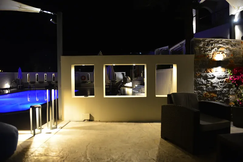 Φωτισμένη γωνιά του lounge δίπλα στην πισίνα