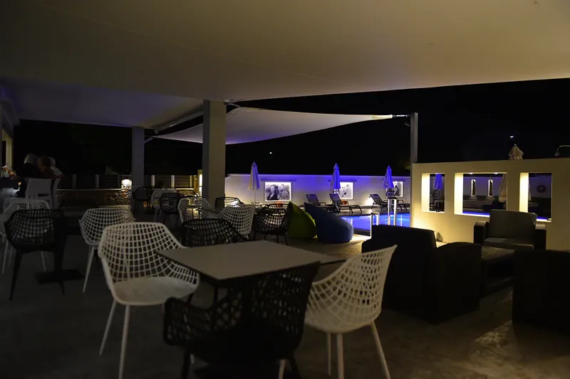 Το υπαίθριο lounge δίπλα στην πισίνα