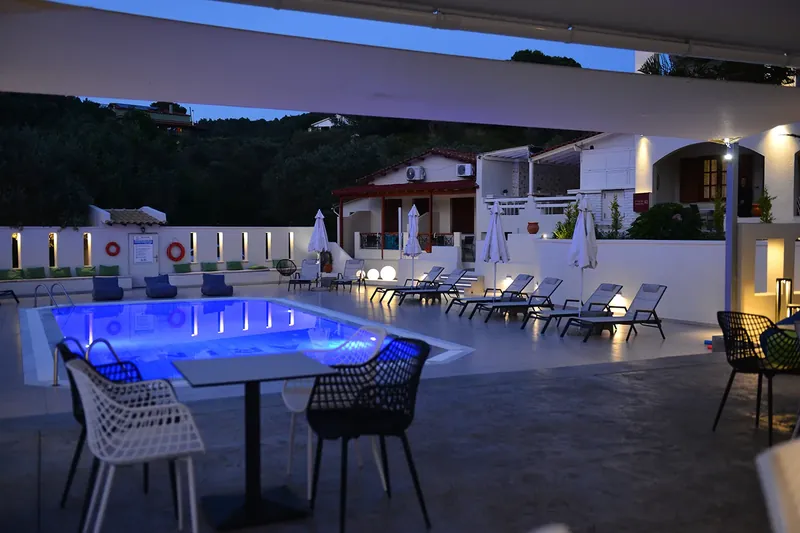 Το lounge τη νύχτα, με θέα την πισίνα