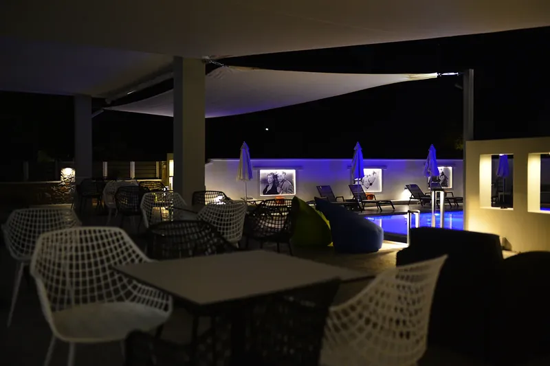 Τραπέζια και καναπέδες στο υπαίθριο lounge