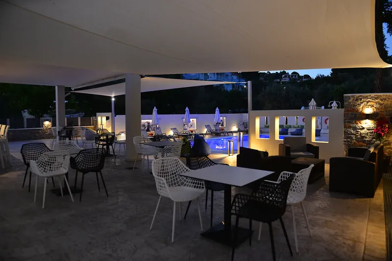 Το υπαίθριο lounge κάτω από το στέγαστρο