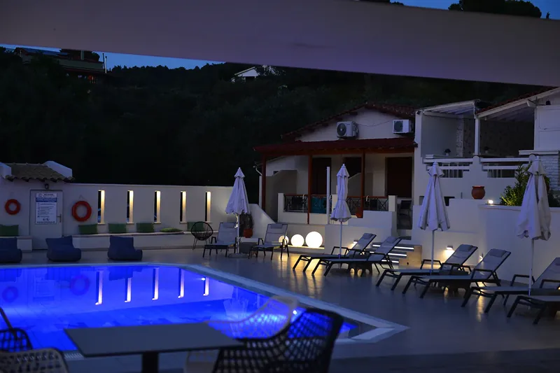 Η πισίνα και το lounge το σούρουπο