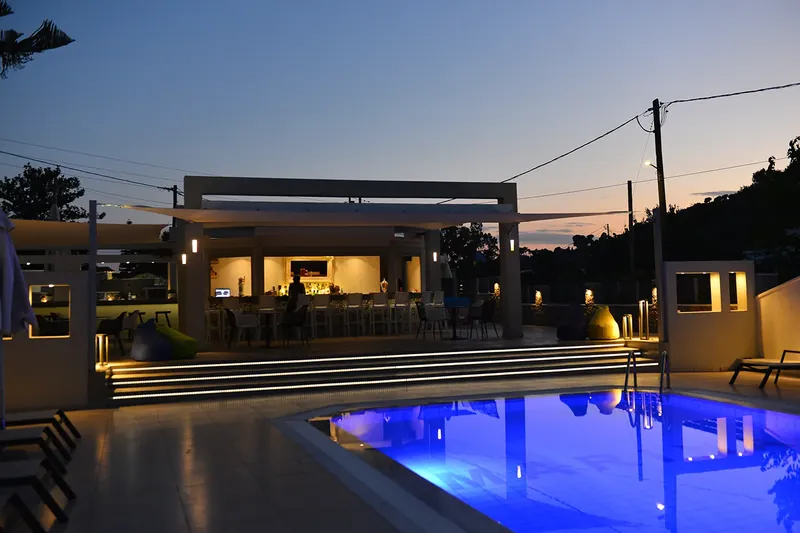 Το pool bar φωτισμένο το βράδυ
