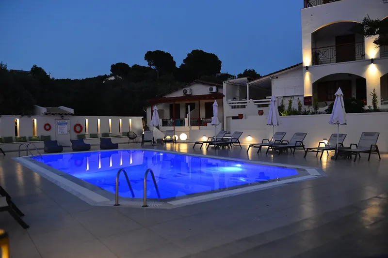 Η πισίνα από το lounge